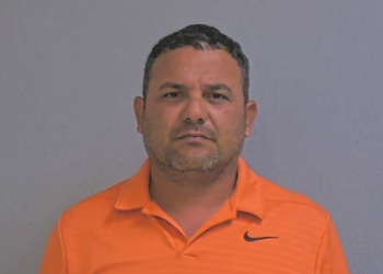 Detienen a dos hombres por red nacional de robo de autos exportados desde Texas